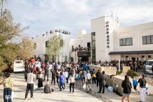 リニューアルを祝って開催された餅まき 近所の人々がお祝いに駆けつけた