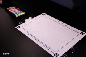 専用の紙にオリジナルの飛行機を描いてみよう