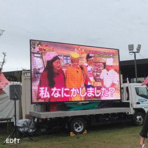 大画面で放映される 知多半島をめぐる中京テレビの番組