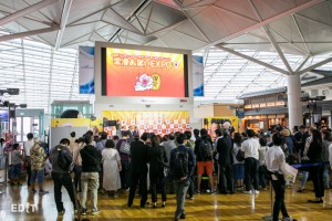 お笑いEXPO開会式に集まる人々 （中部国際空港セントレア）