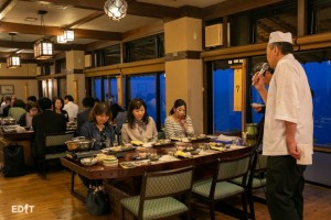 食事前に料理説明をする 小伴天の長田さん