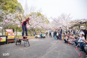 大道芸で賑わいを見せる園内