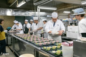 日間賀観光ホテルの厨房では 多くの料理人が作業していた