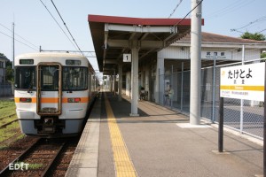 武豊駅と電化前の列車