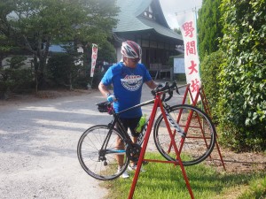 ロードバイクスタンドを備えるお寺も 写真は野間大坊