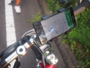 クリップが付いているので 自分のスマホがナビになります