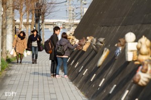 常滑駅を降りて陶磁器会館に向かう途中にある「招き猫通り」