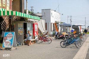 道路に出て右を向くと自転車が見えます