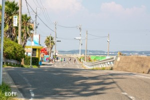 日間賀島で唯一の信号機が見える東港